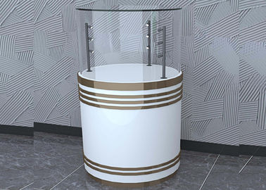 Kayu Putih Custom Glass Display Cases Fashion Bentuk Bulat Dengan LED Pole Lighting