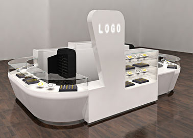 Curved White Coating Kiosk Perhiasan Tampilan Showcase Desain 3D Profesional