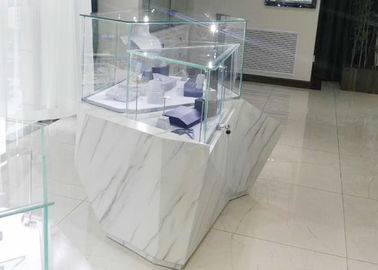 Kayu Perhiasan Showroom Display Cases Fashion Bentuk Berlian Dengan Lampu LED