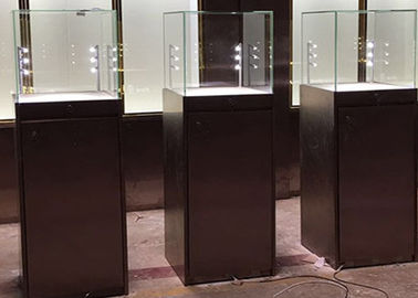 Simple Modern Custom Glass Display Cases Matte Black Painting Plinth Ukuran 450X450X1350MM